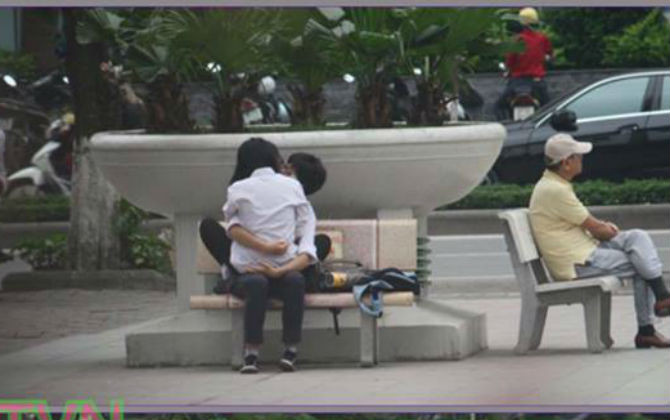 Tuy nhiên, hiện tượng các cặp đôi "mây mưa" giữa phố phường vẫn thường diễn ra như cơm bữa.