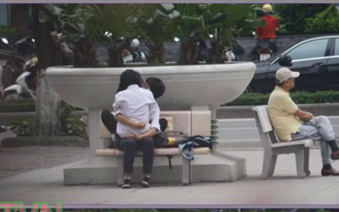 Tuy nhiên, hiện tượng các cặp đôi "mây mưa" giữa phố phường vẫn thường diễn ra như cơm bữa.