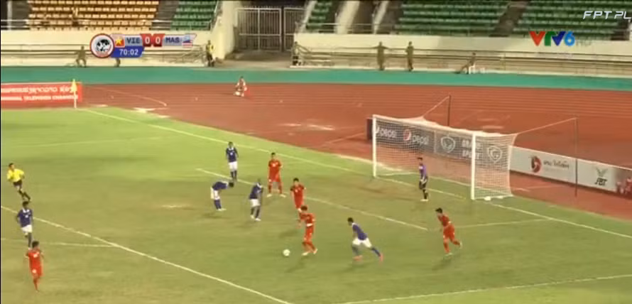 Hàng hậu vệ của U19 Việt Nam vẫn đứng vững sau những pha tấn công của U19 Malaysia.