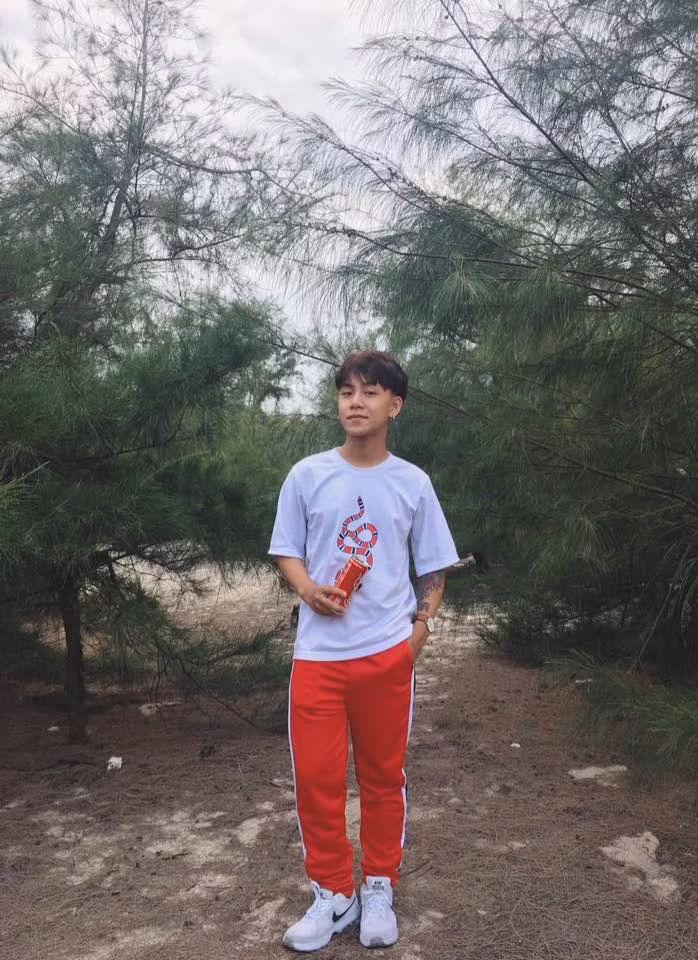 Đoạn clip sau khi được đăng tải đã nhanh chóng nhận được sự quan tâm đặc biệt và thu hút được hàng trăm ngàn lượt xem và chia sẻ. Cùng với đó là lời ngợi khen không ngớt bởi sự độc đáo và tâm huyết của anh chàng sinh năm 1996 đến từ Huế.