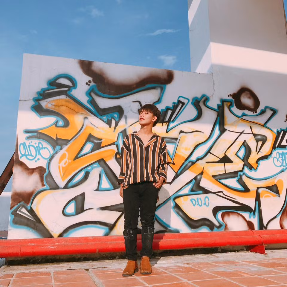 Bản mashup mới đây của Rum là một sự kết hợp tinh tế giữa những ca khúc mang âm hưởng ngũ cung dân ca kết hợp với nhạc hiện đại tạo nên giai điệu nghe vừa là lạ lại vừa quen.