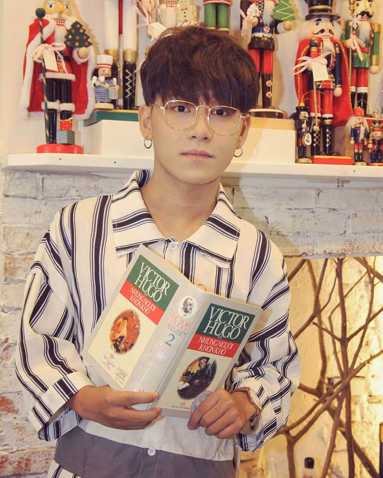 Mới đây chính hot boy 9X có nickname Rum này đã khiến cả khu phố đi bộ Nguyễn Huệ - TP HCM náo loạn bằng bản mashup 10 bài hát kết hợp dân ca với nhạc hiện đại.