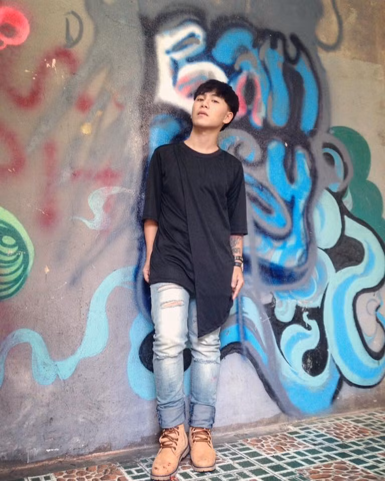 Trở lại với đoạn clip mashup đình đám vừa qua, Hồ Minh Triết cho biết đây là đoạn clip được bạn của Triết quay lại cách đây khoảng một tuần nhân dịp đi dạo tại phố Nguyễn Huệ.