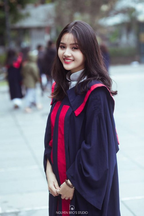 Ngay sau khi đoạn clip của Linh Kiều được đăng tải trên mạng xã hội, đã nhận được rất nhiều lời tán thưởng về nhan sắc cũng như giọng gọi dễ thương của cô bạn này.