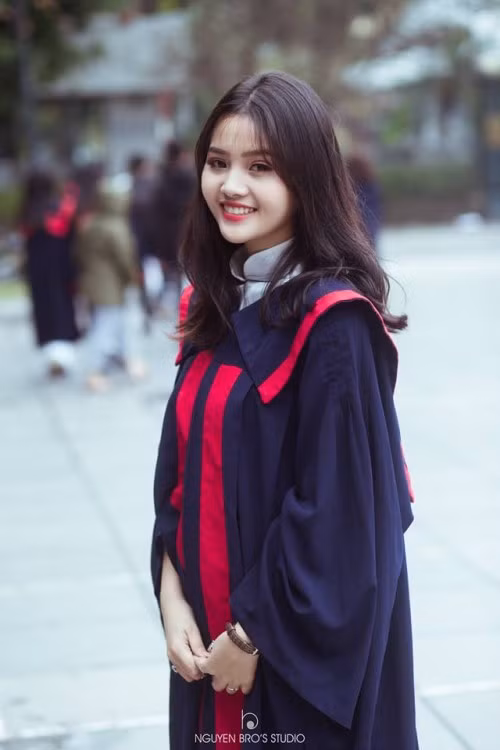 Ngay sau khi đoạn clip của Linh Kiều được đăng tải trên mạng xã hội, đã nhận được rất nhiều lời tán thưởng về nhan sắc cũng như giọng gọi dễ thương của cô bạn này.