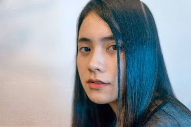 Nguyễn Thị Ngọc Nhi (sinh năm 1997, Kon Tum) hiện là nữ sinh trường Học viện Hành chính Quốc gia gây chú ý thời gian qua nhờ gương mặt cá tính và vẻ đẹp cực giống con lai.