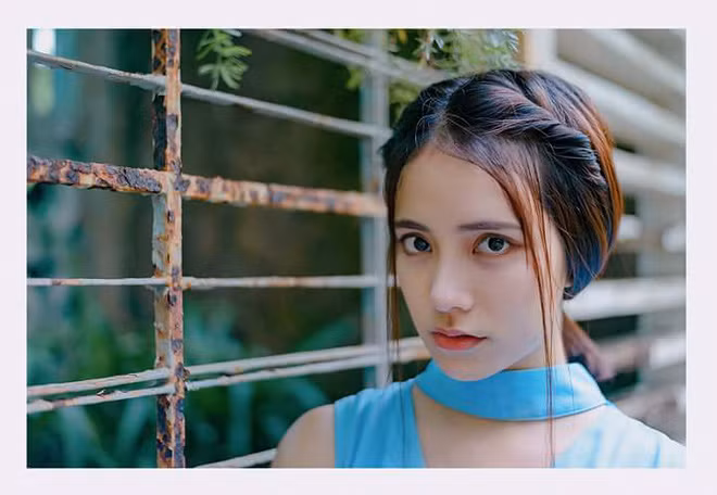 Tham gia một cuộc thi ảnh trên mạng xã hội, dù thông tin về Ngọc Nhi được cập nhật rất chi tiết nhưng vẫn có rất nhiều bình luận của cư dân mạng thắc mắc về lai lịch của cô nàng.