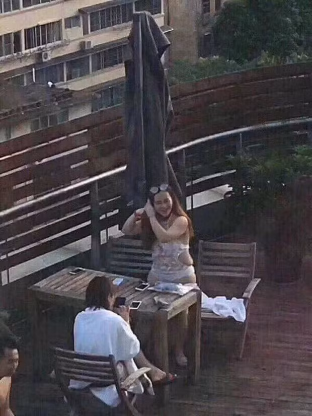 Trong những bức ảnh đăng tải trên trang cá nhân của mình, nữ thần Trung Quốc Ideservetobelovedandhappy luôn lộng lẫy với ngũ quan tinh tế, thân hình thon gọn và săn chắc. Tuy nhiên, hình tượng của cô nàng được mệnh danh là nữ thần trong lòng nhiều người dùng đã sụp đổ hoàn toàn sau khi xem những bức ảnh được truyền tải trên trang mạng xã hội tại Trung Quốc.