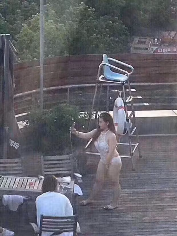 Tuy nhiên, đã từng không ít lần dân mạng phải thất vọng khi ngắm những bức ảnh nữ thần ngoài đời thật khiến họ vô cùng bất ngờ. Mới đây nhất là trường hợp cô nàng có nickname Weibo là Ideservetobelovedandhappy.