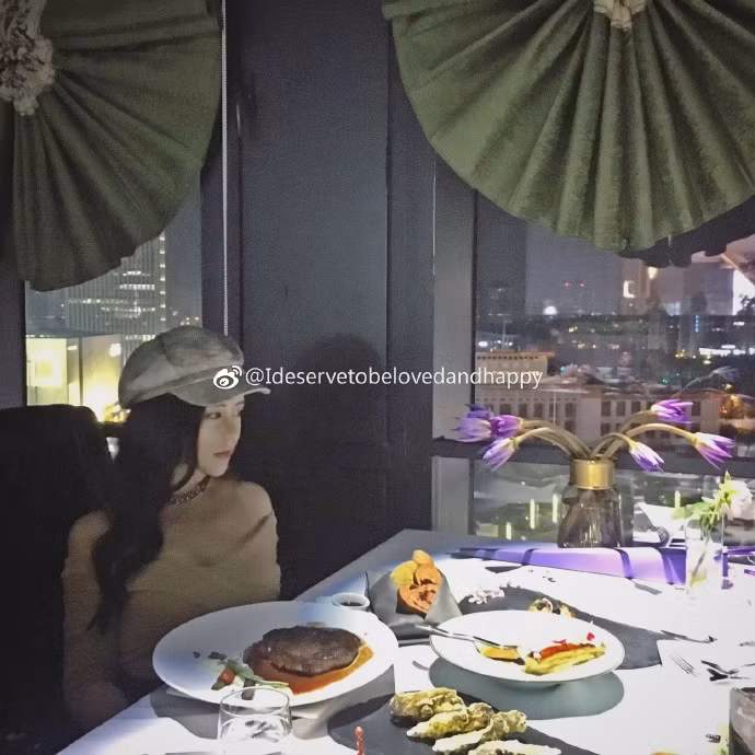 Cũng theo chủ nhân của những bức ảnh khiến nhiều anh em dân mạng bị sụp đổ hình tượng trên nói rằng, mới đầu, anh chàng không quá để ý, cho đến khi về phòng và lên MXH anh mới phát hiện hot girl mà anh hâm mộ vô cùng cũng đang nghỉ dưỡng ở đây, hơn nữa còn vừa đăng ảnh selfie. Quan trọng nhất, bộ bikini, màu tóc, địa điểm chụp ảnh đều hoàn toàn trùng khớp với cô nàng mũm mĩm mà anh ta vừa gặp được ban nãy.