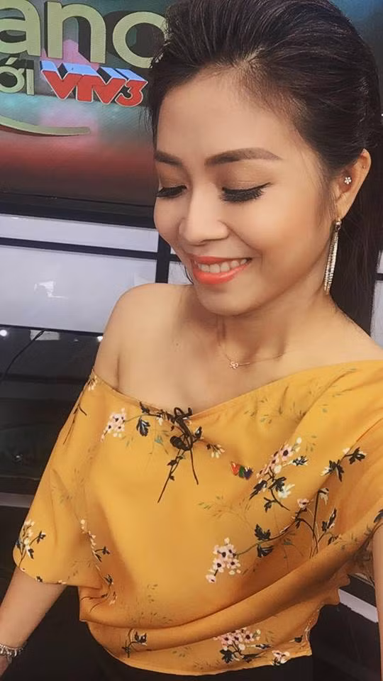 Sở hữu gương mặt cá tính với nụ cười là thương hiệu, Hoàng Linh còn quyến rũ với vòng eo con kiến khiến nhiều bà mẹ bỉm sữa hằng thèm khát.