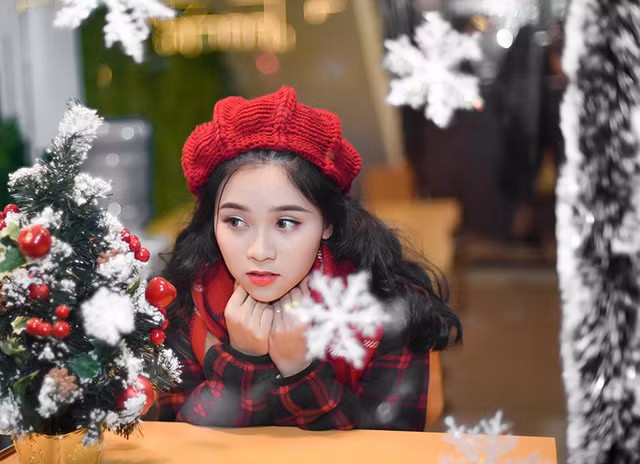 Dù xuất hiện trong bối cảnh nào, Ngọc Anh đều hiện lên vô cùng xinh đẹp và đặc biệt nhiều người nhớ nhất của cô nữ sinh lớp 11 này đó là nụ cười hút hồn.