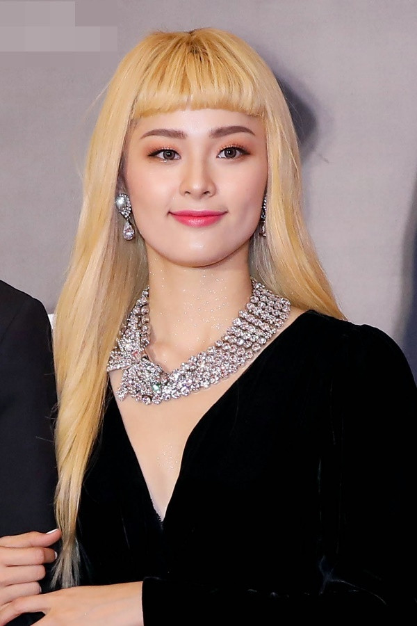 Theo nhiều người phỏng đoán, do muốn làm mới hình ảnh nên cô đã quyết định nhuộm tóc màu vàng neon cùng kiểu cắt mái bằng cá tính, trái ngược hoàn toàn với hình ảnh nhẹ nhàng trước đây.