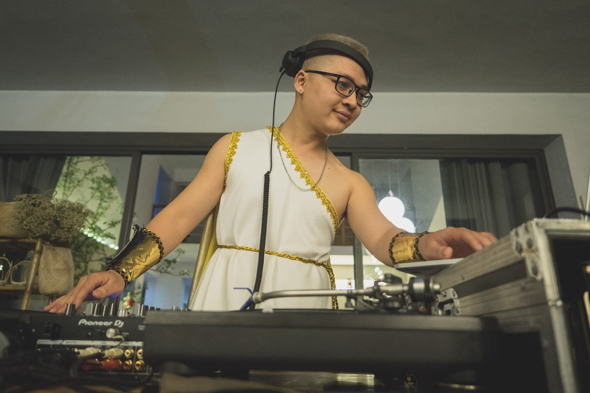 Chú rể cũng quyết không mặc vest lịch lãm mà hóa thân thành một vị thần Hy Lạp và sẵn sàng bước lên bàn DJ để "làm nhạc" cho buổi lễ trọng đại của mình thêm sôi động.