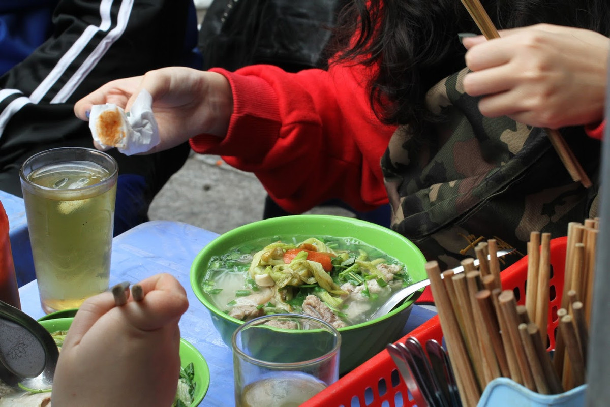 Tại một số địa chỉ ăn uống, giá ngày Tết tăng 10-30% so với ngày thường. Với các hàng ăn uống vỉa vẻ, giá một bát cao hơn ngày thường 10.000 - 20.000 đồng được đa số thực khách chấp nhận.