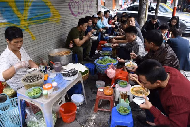 Tết đến ăn nhiều đồ béo nên hầu như ai cũng thích thưởng thức một tô bún ốc, bún riêu để giải ngấy. Chính vì vậy, đây là cơ hội để các quán ăn mở xuyên Tết được dịp tăng giá.