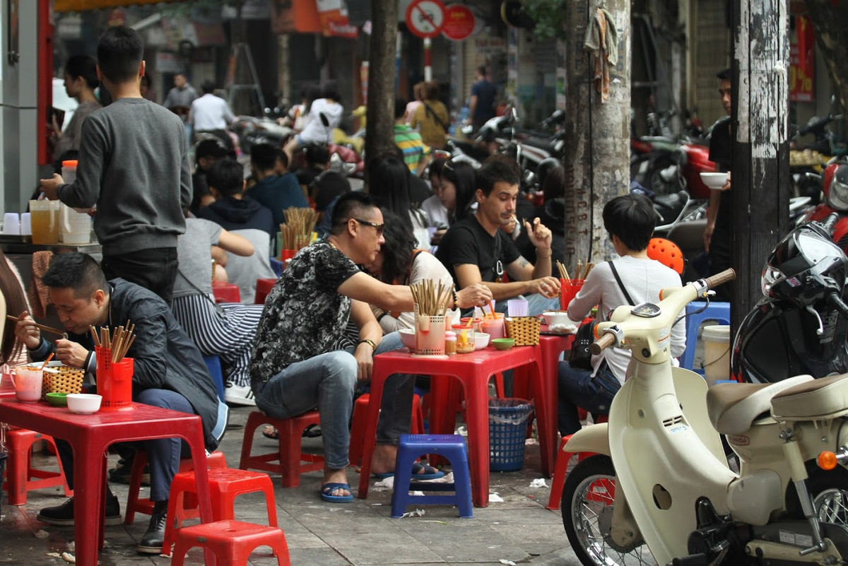 Chia sẻ với PV Kiến Thức, chị Thanh Thư (27 tuổi, Đống Đa) cho biết vì thèm bún ốc, mùng 2 Tết cô lên phố cổ tìm hàng quen nhưng chưa mở. Cô ghé một hàng vỉa hè ở Hàng Buồm, một bát giá 50.000 đồng, trong khi ngày thường là 30.000 đồng.