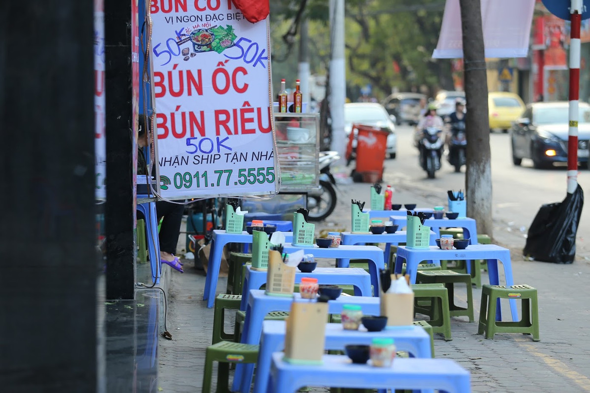 Để tránh trường hợp các thực khách thắc mắc, nhiều nhà hàng còn đề luôn giá trên biển quảng cáo của mình.