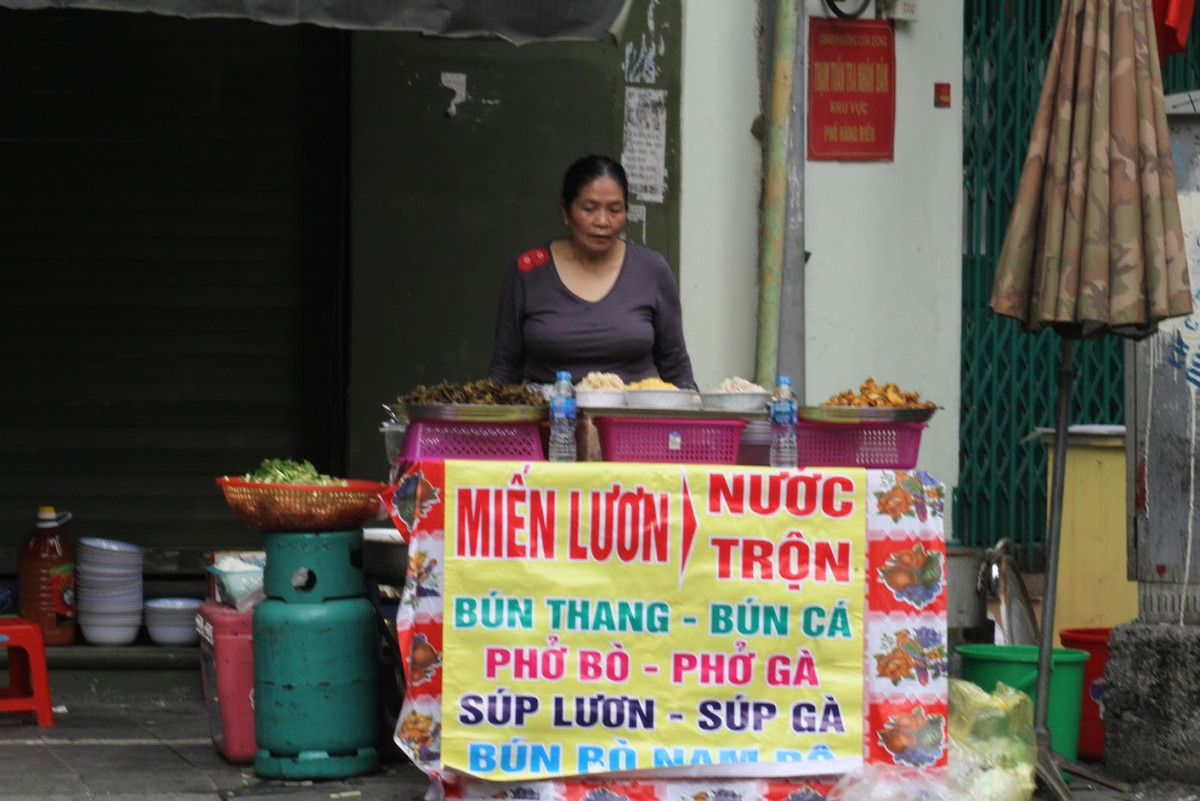 Tuy nhiên không phải nơi nào cũng tăng giá. Nhiều hàng quán giá và chất lượng món ăn vẫn được giữ nguyên, thậm chí khuyến mại trà đá cho khách đầu năm để lấy may.