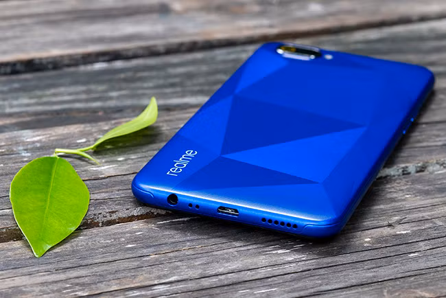 Máy được trang bị cổng microUSB.