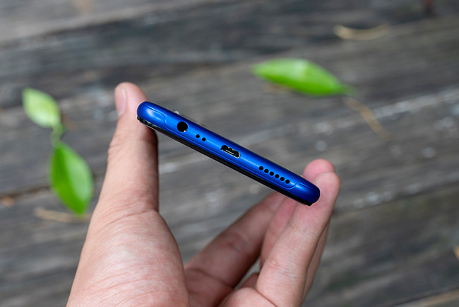 Loa ngoài và cổng kết nối tai nghe 3,5mm ở cạnh dưới.