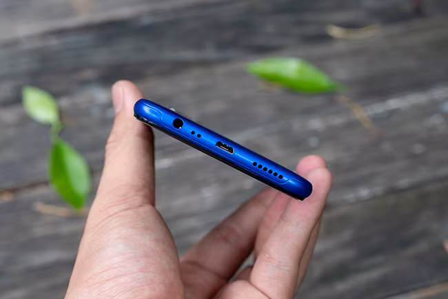 Loa ngoài và cổng kết nối tai nghe 3,5mm ở cạnh dưới.