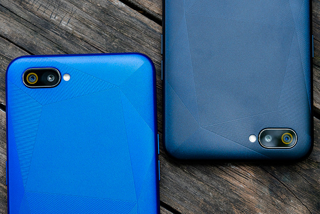 Mặt lưng hoạ tiết thời trang với màu kim cương đen và kim cương xanh.