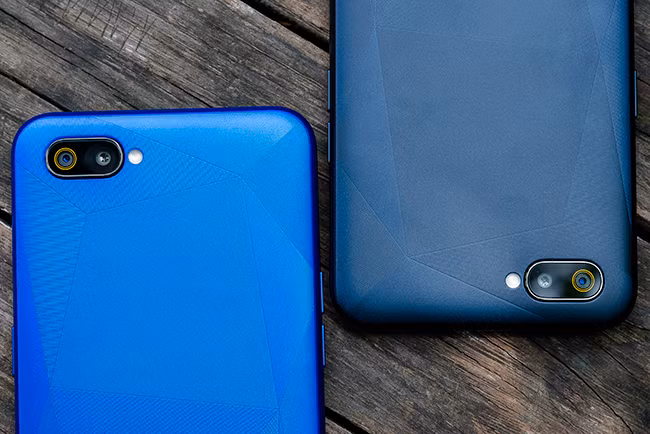 Mặt lưng hoạ tiết thời trang với màu kim cương đen và kim cương xanh.