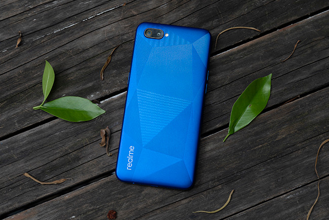 Các họa tiết kim cương ở mặt lưng trong một thiết kế nguyên khối.