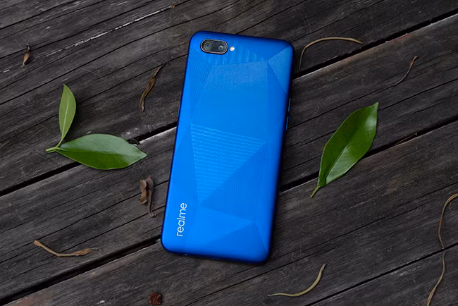 Các họa tiết kim cương ở mặt lưng trong một thiết kế nguyên khối.