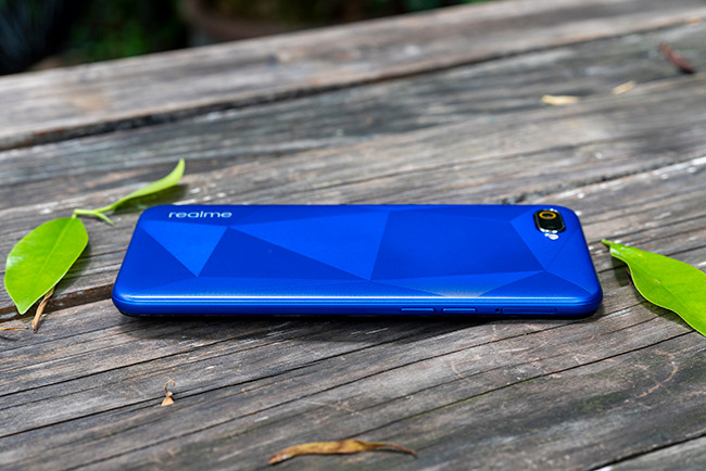 Cạnh máy được làm cong mềm mại.