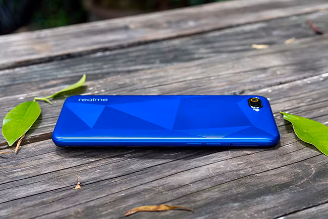 Cạnh máy được làm cong mềm mại.