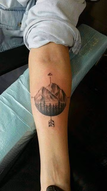 Với những người thích đi phượt hình xăm khối tròn theo dạng la bàn là điều vô cùng hợp lý. Nó mang đến sự cá tính và độc đáo cho các dân phượt.