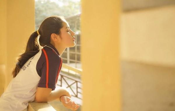 Mới đây, trên một diễn đàn giao lưu dành cho các nhiếp ảnh gia, một thành viên đã đăng tải bộ ảnh một nữ sinh Bắc Giang mặc đồng phục thể dục đứng bên lan can hành lang trường gây sự chú ý của cộng đồng mạng.