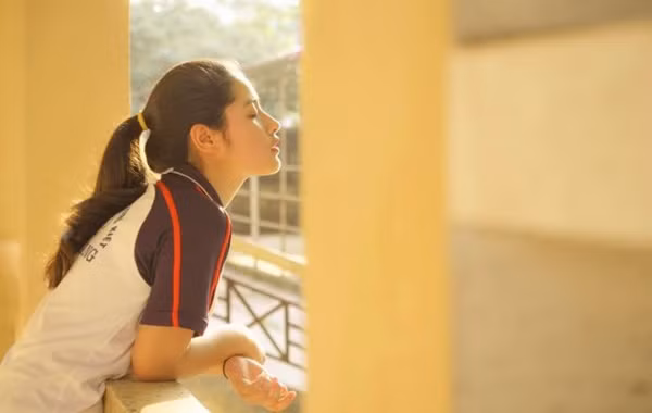 Mới đây, trên một diễn đàn giao lưu dành cho các nhiếp ảnh gia, một thành viên đã đăng tải bộ ảnh một nữ sinh Bắc Giang mặc đồng phục thể dục đứng bên lan can hành lang trường gây sự chú ý của cộng đồng mạng.