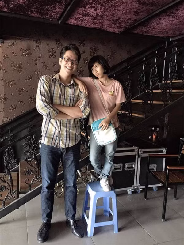 Bắc ghế thế kia rồi mà còn thấp hơn thằng bạn. Một cảm giác đau đớn và tổn thương không hề nhẹ về chiều cao.