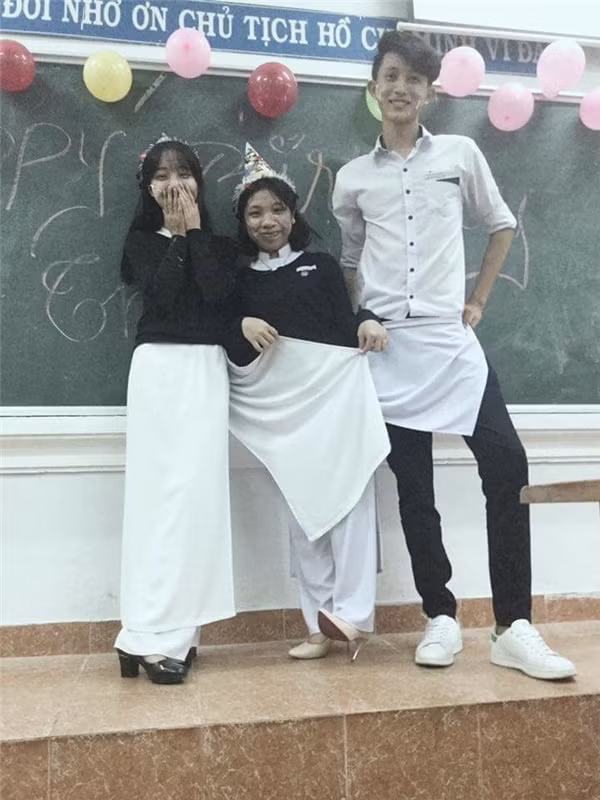 Mặc dù đã sử dụng tới guốc trên 7 phân nhưng chiều cao của hai cô bạn này thật nhỏ bé trước vóc dáng của bạn nam.