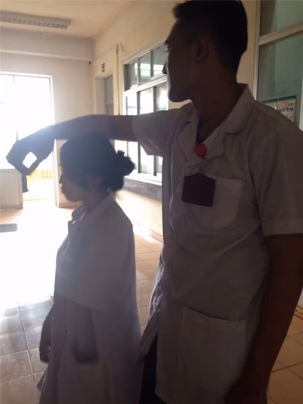 Chỉ đứng đến nách thôi mà. Ảnh sử dụng trong bài: Sưu tầm Facebook.