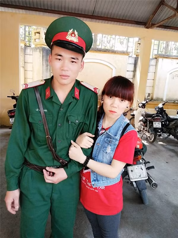 Cô chị nấm lùn và cậu em khủng lồ.