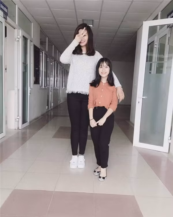 Được biết, chủ nhân của bức ảnh này là Trần Thị Thu Lan cô gái có chiều cao 1m78, còn cô bạn bé nhỏ đứng cạnh là Ngô Thị Thu Hà. Cả hai đều sinh năm 1998, hiện đang là sinh viên năm nhất ngành Y – Học viện Y dược học Cổ truyền Việt Nam tại Hà Nội.