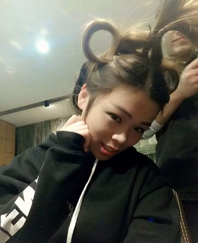 Tóc thế này thì sao có thể đội mũ bảo hiểm đi chơi Tết được chứ?. Ảnh sử dụng trong bài: Siêu tập Facebook.