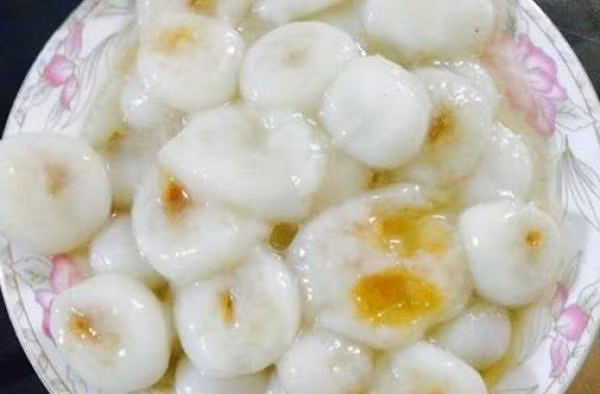 Còn với bánh trôi thì đường và nhân hòa quyện lại thành một do để quá lâu trong nồi cũng là điều khiến cho nhiều bạn trẻ biến tác phẩm của mình trở thành "phế phẩm".