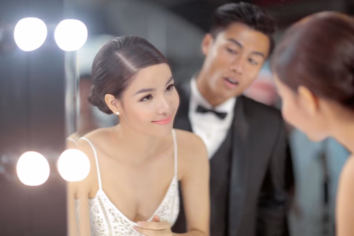 Sau khi những bức ảnh hé lộ thông tin tổ chức đám cưới của Mạc Hồng Quân và Kỳ Hân được hé lộ, cặp đôi này đã cho đăng tải thêm rất nhiều bức ảnh hậu trường cực nhắng nhít trên trang cá nhân của mình.