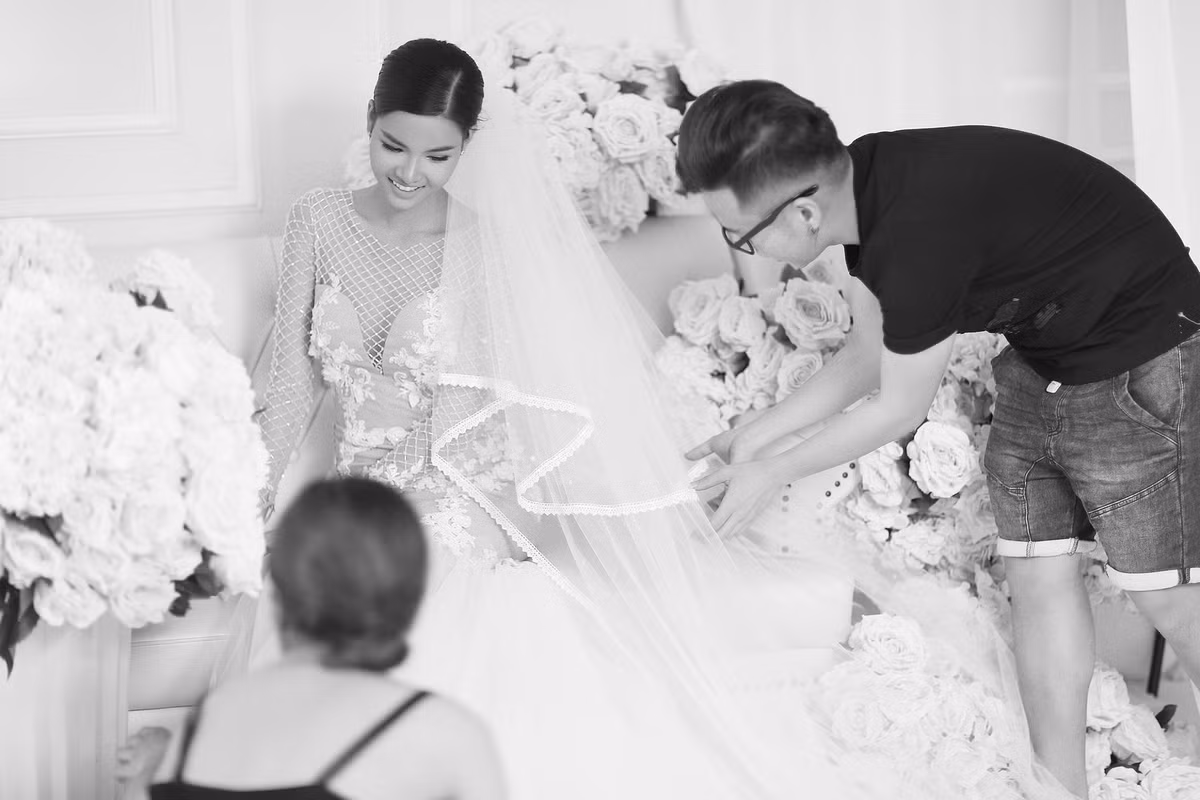 Những công đoạn hậu trường cũng được ekip thực hiện chuẩn bị hết sức cẩn thận để có một tác phẩm đẹp nhất.