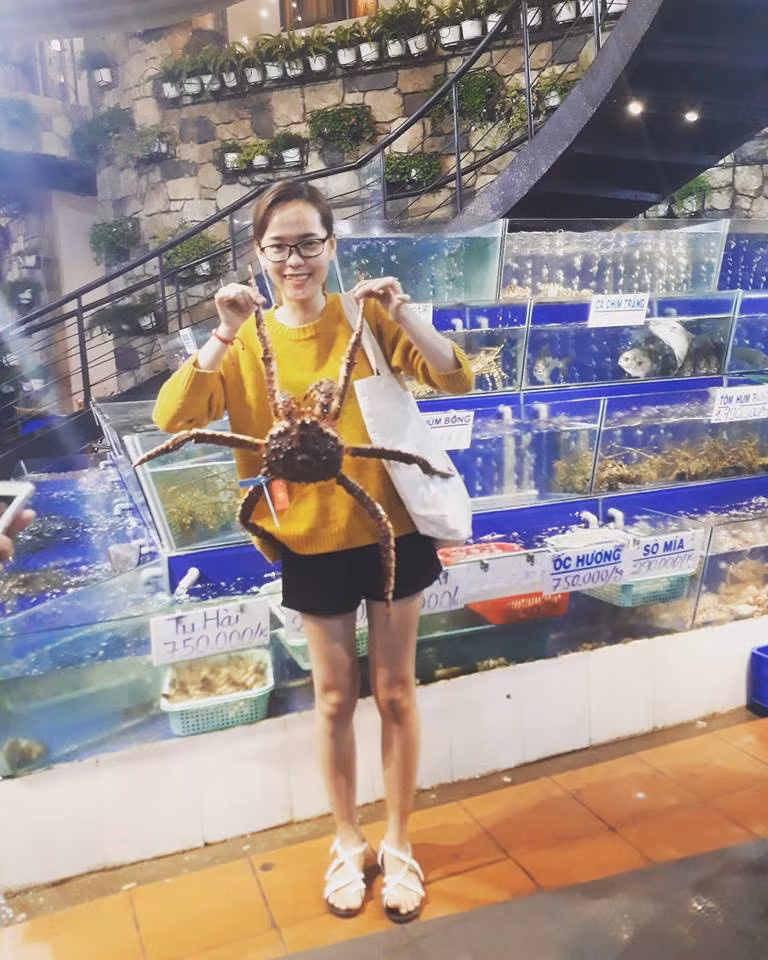 Cũng theo Kim Oanh, không có bạn thì ta vẽ bạn vào, vừa là để dằn mặt vừa là để đỡ bơ vơ trong từng bức ảnh mang tiếng là đi du lịch với nhóm bạn.