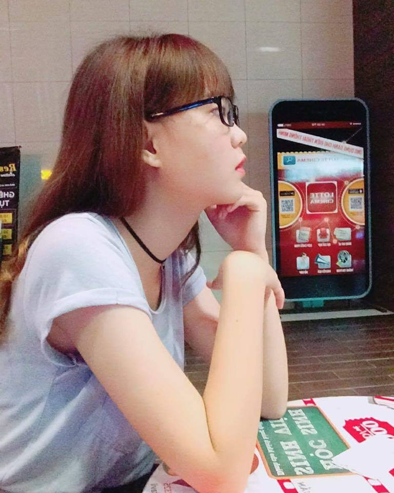 Kim Oanh đã khiến dân mạng có 1 trận cười vỡ bụng với những bức ảnh du lịch kì lạ cùng nhóm bạn thân "vẽ ra" của mình.