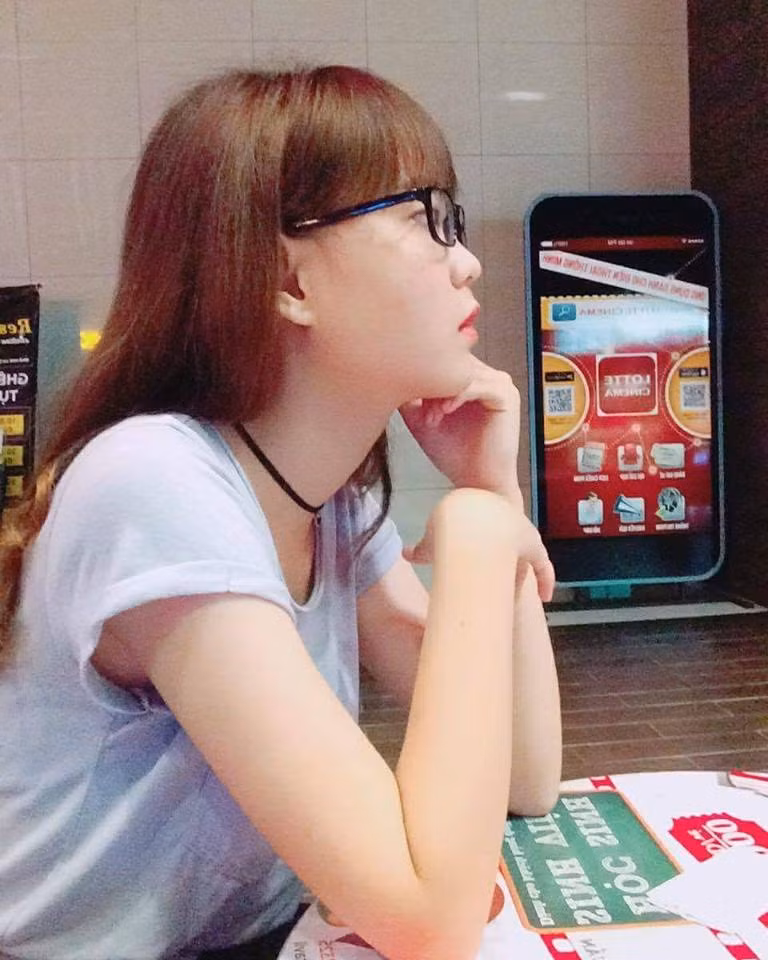 Kim Oanh đã khiến dân mạng có 1 trận cười vỡ bụng với những bức ảnh du lịch kì lạ cùng nhóm bạn thân "vẽ ra" của mình.