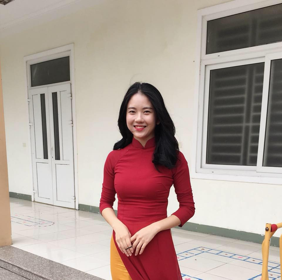 Thùy Linh xinh đẹp trong chiếc áo dài đồng phục khi đứng lớp giảng dạy.