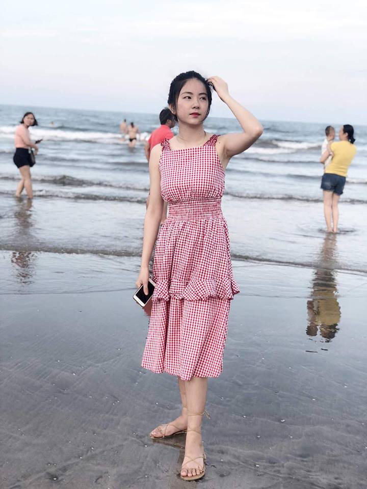 Được biết, cô gái trong clip tên thật là Nguyễn Thùy Linh, sinh năm 1997, quê quán xã Quỳnh Diễn, huyện Quỳnh Lưu, Nghệ An. Hiện tại, Thùy Linh đang là giáo viên một trường tiểu học ở TP Vinh.