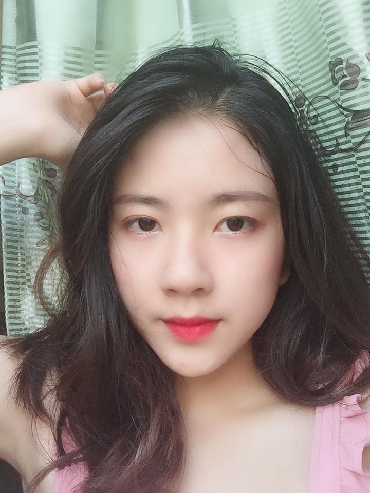 Không chỉ "ăn điểm" ở gương mặt, cô giáo 9X Nghệ An - Thùy Linh còn sở hữu thân hình thon thả khiến không ít các chàng trai phải mê mệt.